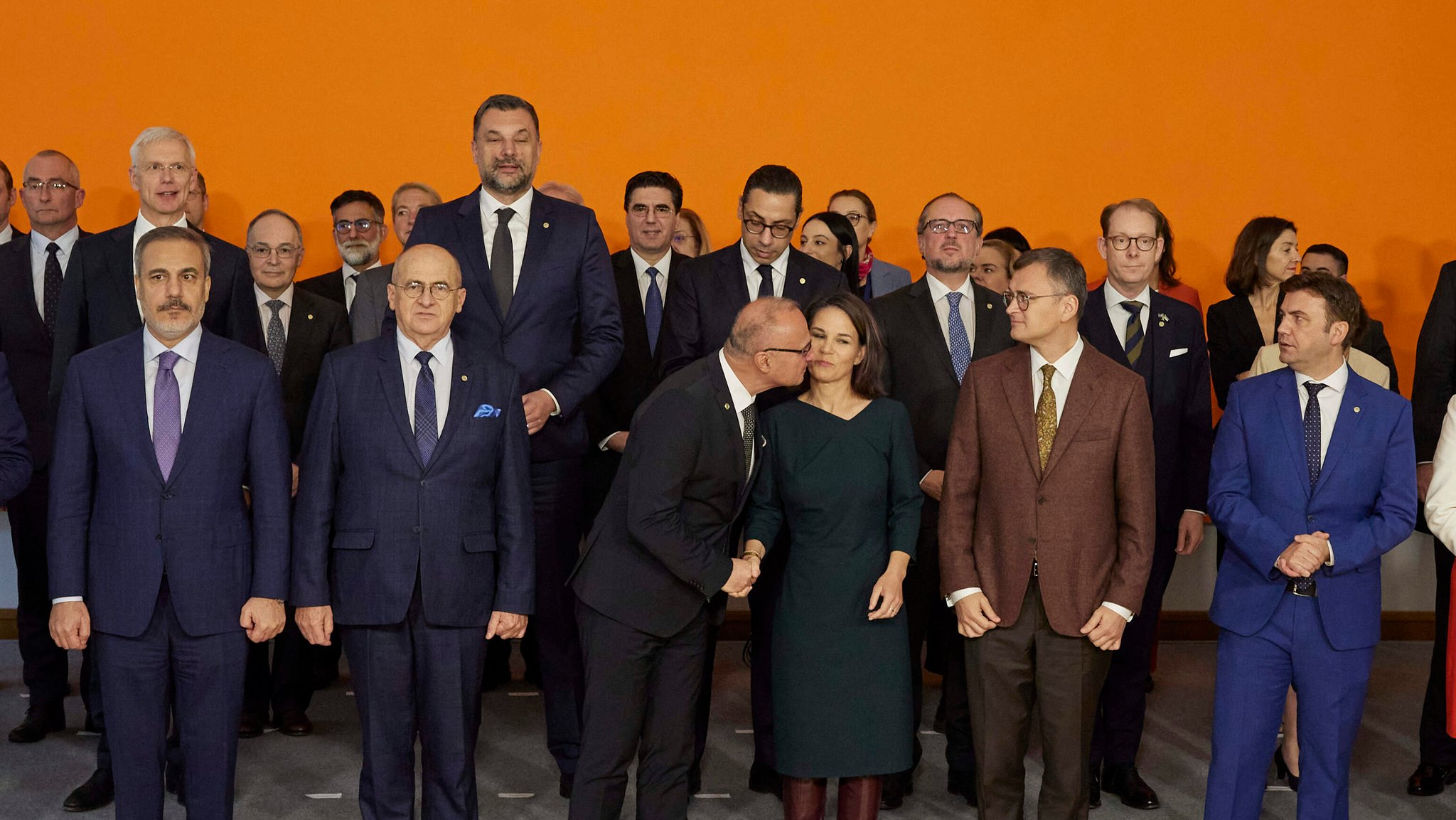 Annalena Baerbock (M, Bündnis90/Die Grünen), Außenministerin, bekommt fast von Gordan Grlić Radman, Außenminister Kroatien, einen Kuss beim Gruppenbild bei der Europakonferenz zur EU-Erweiterung, zu EU-Reformen und globaler Handlungsfähigkeit der EU im Auswärtigen Amt.