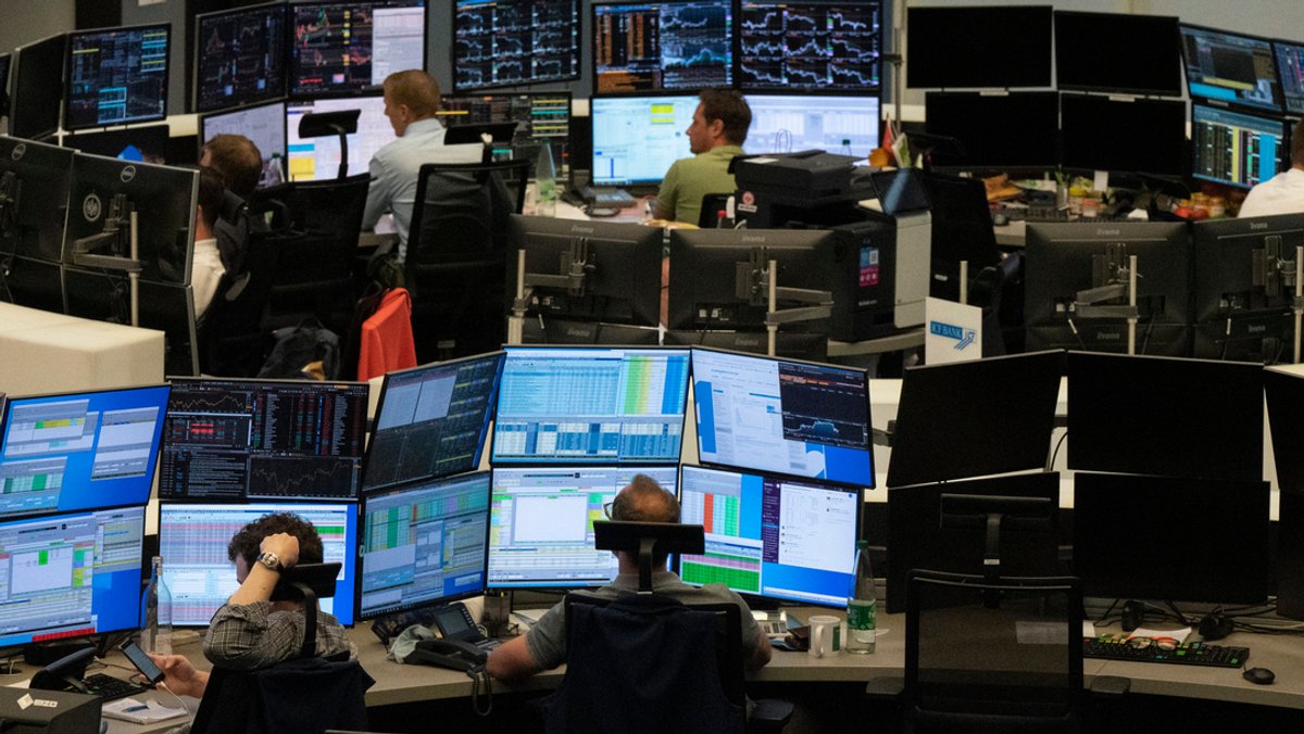 Aktienhändler sitzen vor ihren Monitoren im Handelssaal der Deutschen Börse.