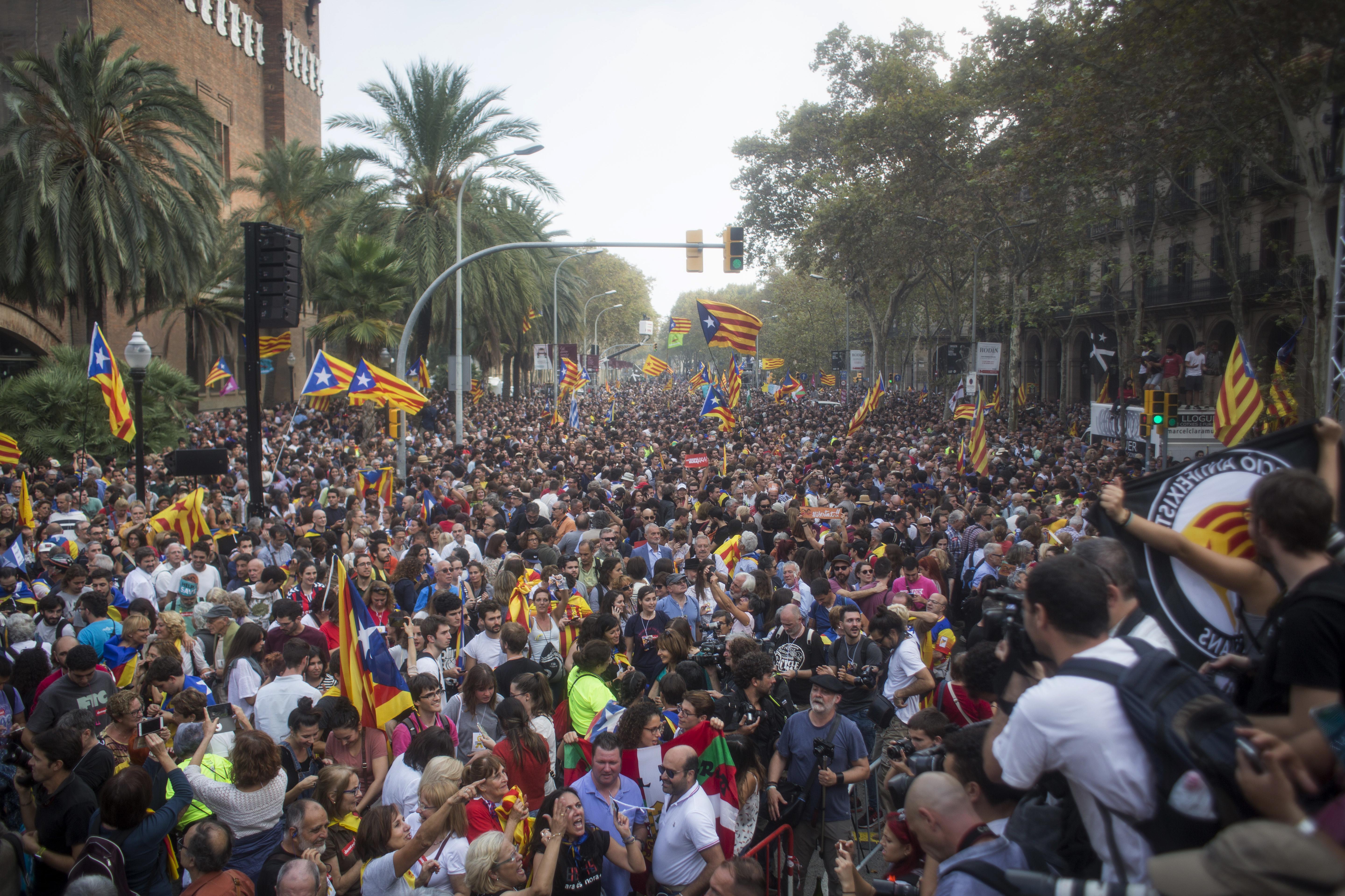 Tausende Unabhängigkeitsgegner Demonstrieren In Barcelona | BR24