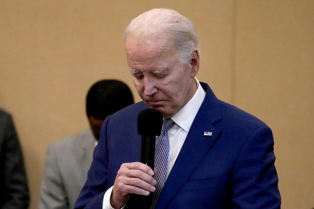Joe Biden, Präsident von den USA, verneigt sich in einer Schweigeminute für die drei amerikanischen Soldaten, die am Sonntag, 28. Januar 2024, bei einem Drohnenangriff im Nordosten Jordaniens getötet wurden.
