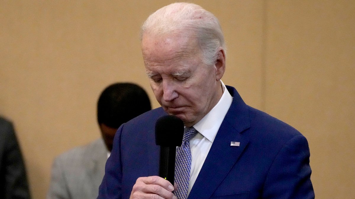 Joe Biden, Präsident von den USA, verneigt sich in einer Schweigeminute für die drei amerikanischen Soldaten, die am Sonntag, 28. Januar 2024, bei einem Drohnenangriff im Nordosten Jordaniens getötet wurden.