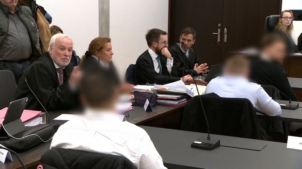 Die Angeklagten (verpixelt) vor dem Landgericht Nürnberg-Fürth. | Bild: BR Die Angeklagten (verpixelt) vor dem Landgericht Nürnberg-Fürth.