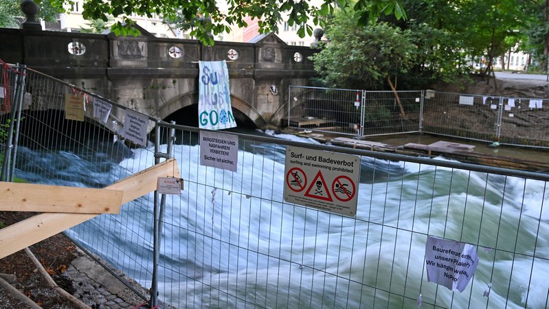 Die Staatsanwaltschaft München hat die Ermittlungen zur tödlich verunglückten Surferin an der Eisbachwelle abgeschlossen. | Bild: picture alliance / SVEN SIMON | Frank Hoermann / SVEN SIMON Die Staatsanwaltschaft München hat die Ermittlungen zur tödlich verunglückten Surferin an der Eisbachwelle abgeschlossen.