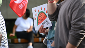 Eine Demonstrantin hält ein Schild in der Hand, auf dem eine Wassermelone und | Bild:BR24/privat