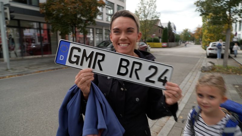 Mehr Heimatgefühl per Nummernschild? Das ist zumindest die Idee eines Tourismus-Professors, der vorschlägt, für Städte mit mehr als 20.000 Einwohnern eigene KfZ-Kennzeichen einzuführen. | Bild: BR Mehr Heimatgefühl per Nummernschild? Das ist zumindest die Idee eines Tourismus-Professors, der vorschlägt, für Städte mit mehr als 20.000 Einwohnern eigene KfZ-Kennzeichen einzuführen.