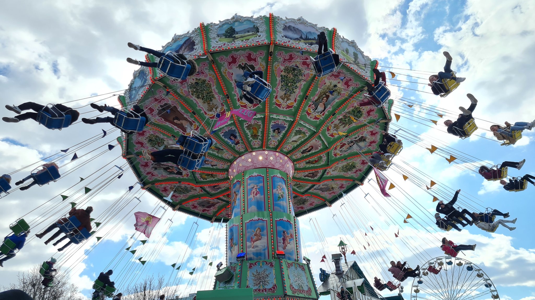 Ein Fahrgeschäft auf dem Würzburger Frühjahrsvolksfest