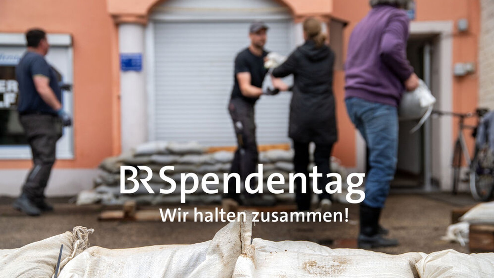 Key Visual mit Typo zum "BR Spendentag - Wir halten zusammen!". Eine Hochwasser-Katastrophe ungeahnten Ausmaßes hat Bayern getroffen. Tausende haben ihr Hab und Gut verloren, Menschen sind ums Leben gekommen, weitere werden vermisst. Zugleich sind der Zusammenhalt und die Hilfsbereitschaft riesengroß. Der Bayerische Rundfunk möchte mit einem eigenen BR-Spendentag am Freitag, 7. Juni, schnell und unkompliziert helfen - und gleichzeitig den unzähligen Helferinnen und Helfern Danke sagen.