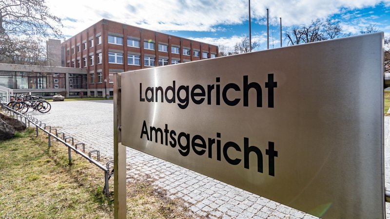 Vor dem Landgericht Landshut müssen sich ab heute zwei Männer wegen schweren Bandendiebstahls verantworten. | Bild: pa/dpa/Armin Weigel Vor dem Landgericht Landshut müssen sich ab heute zwei Männer wegen schweren Bandendiebstahls verantworten.