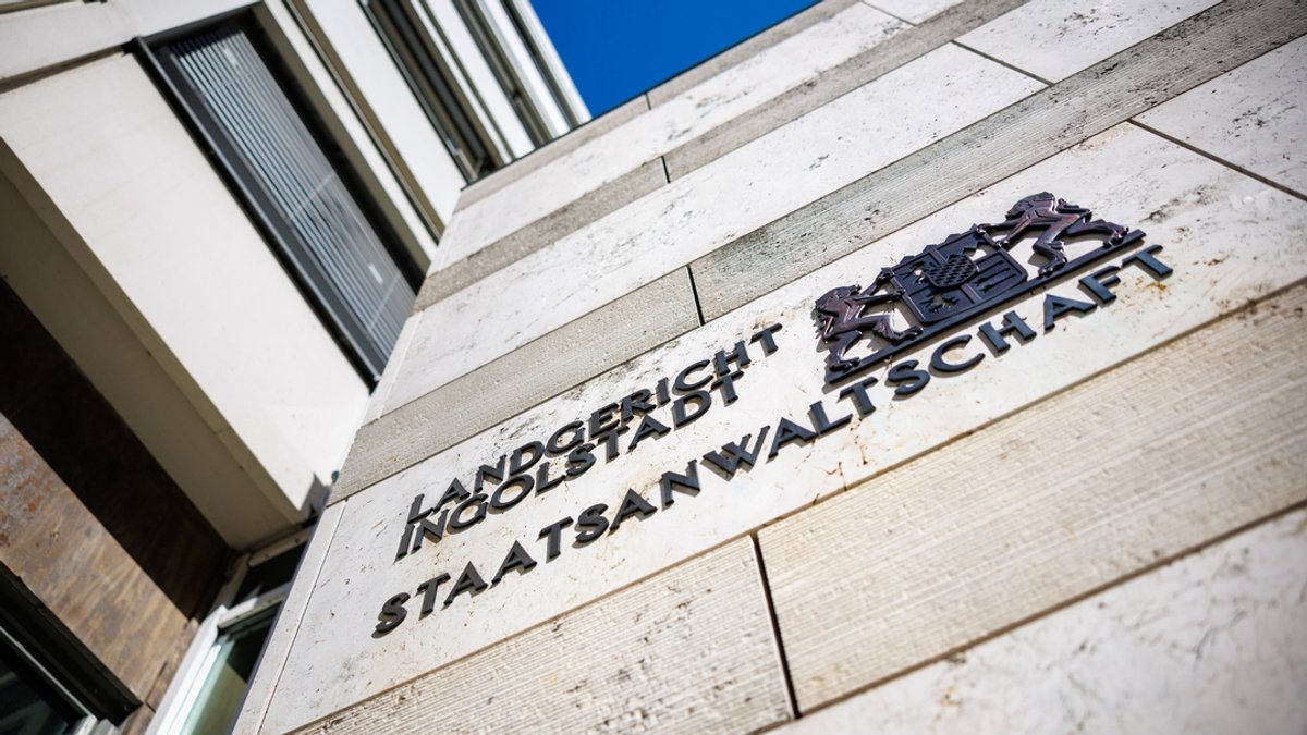 Der Schriftzug Landgericht Ingolstadt - Staatsanwaltschaft ist an der Fassade des Justizgebäudes in der oberbayerischen Stadt zu sehen.