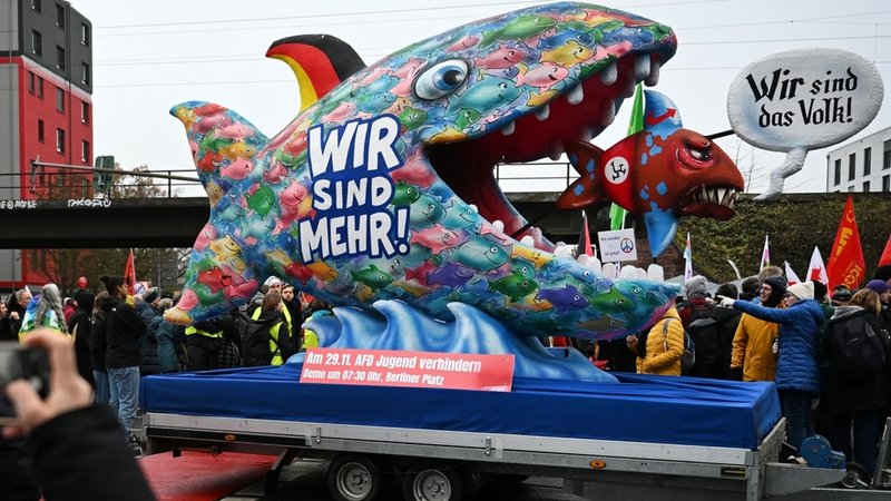 Ein Motivwagen mit einem Hai mit der Aufschrift "Wir sind mehr!". Protest am 29.11.2025 gegen die Gründung einer neuen AfD-Jugendorganisation. | Bild: dpa-Bildfunk/Michael Brandt Ein Motivwagen mit einem Hai mit der Aufschrift "Wir sind mehr!". Protest am 29.11.2025 gegen die Gründung einer neuen AfD-Jugendorganisation.