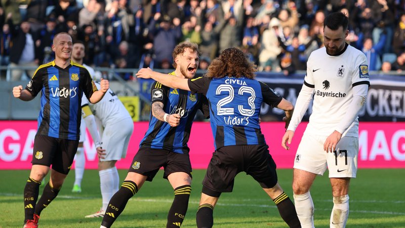 1. FC Saarbrücken - TSV 1860 München | Bild: picture-alliance/dpa 1. FC Saarbrücken - TSV 1860 München
