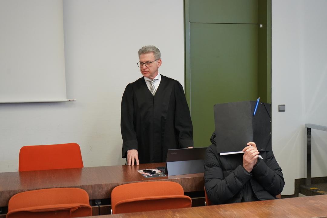 Am Landgericht München I hat der Prozess gegen einen ehemaligen Fußballtrainer begonnen, der Jugendliche und junge Männer aus einem Fußballverein einer Gemeinde nahe Münchens sexuell missbraucht bzw. vergewaltigt haben soll.