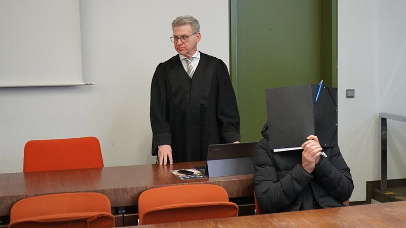 Am Landgericht München I hat der Prozess gegen einen ehemaligen Fußballtrainer begonnen, der Jugendliche und junge Männer aus einem Fußballverein einer Gemeinde nahe Münchens sexuell missbraucht bzw. vergewaltigt haben soll. | Bild: BR/Alisa Schröter Am Landgericht München I hat der Prozess gegen einen ehemaligen Fußballtrainer begonnen, der Jugendliche und junge Männer aus einem Fußballverein einer Gemeinde nahe Münchens sexuell missbraucht bzw. vergewaltigt haben soll.