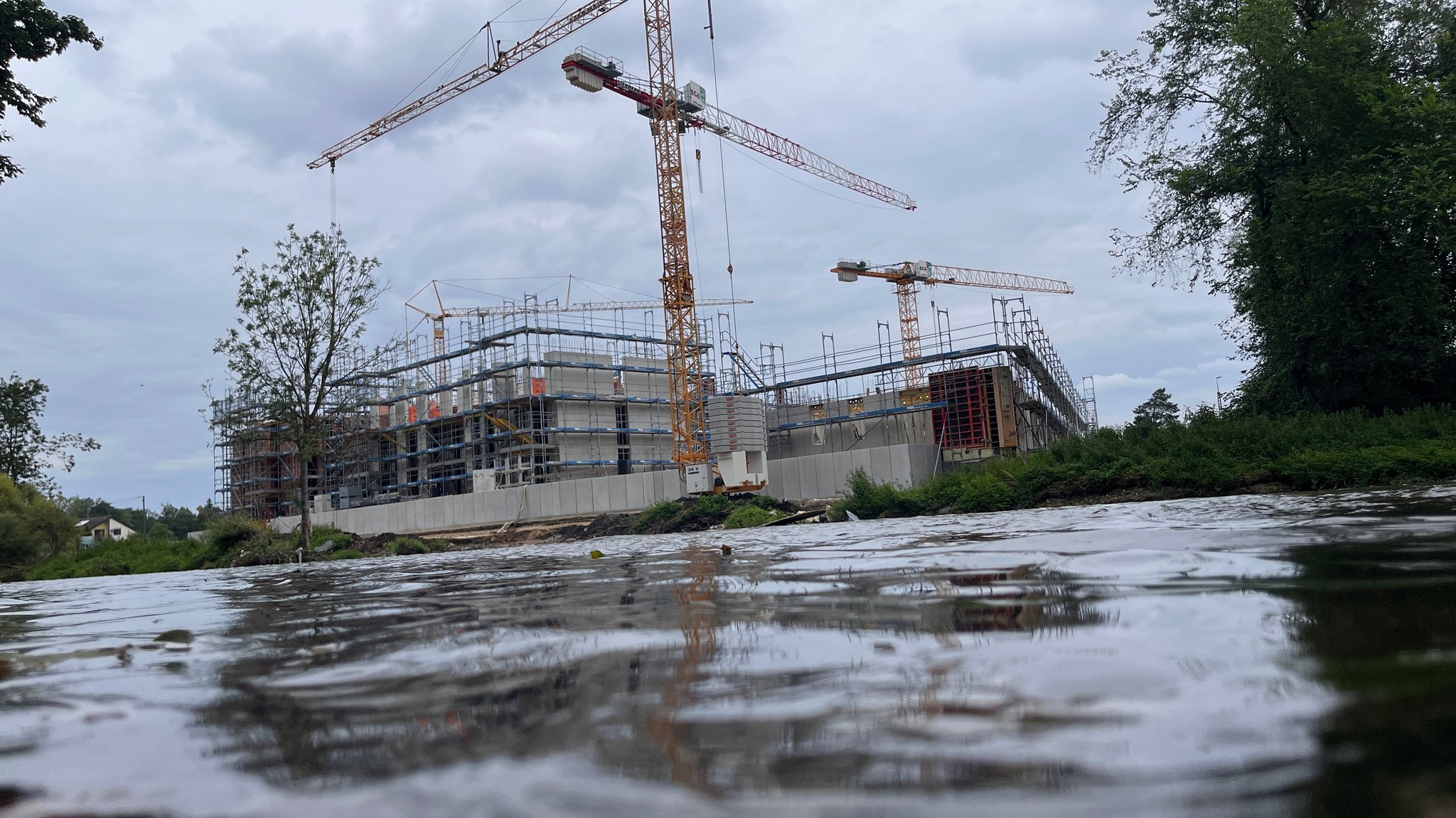 Das Wasser steht fast bis zum Rand dieser Baustelle