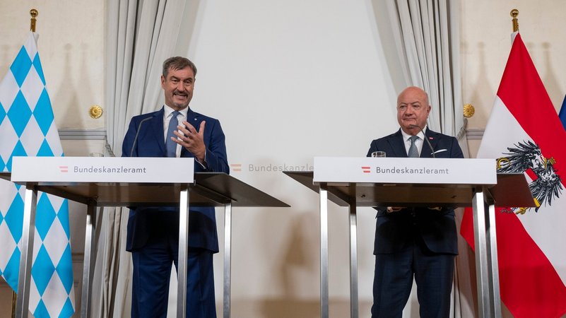 Wien, 10.7.25: Bayerns Ministerpräsident Söder und Österreichs Bundeskanzler Stocker geben nach einem Arbeitstreffen ein Pressestatement. | Bild: pa/dpa/Peter Kneffel Wien, 10.7.25: Bayerns Ministerpräsident Söder und Österreichs Bundeskanzler Stocker geben nach einem Arbeitstreffen ein Pressestatement.