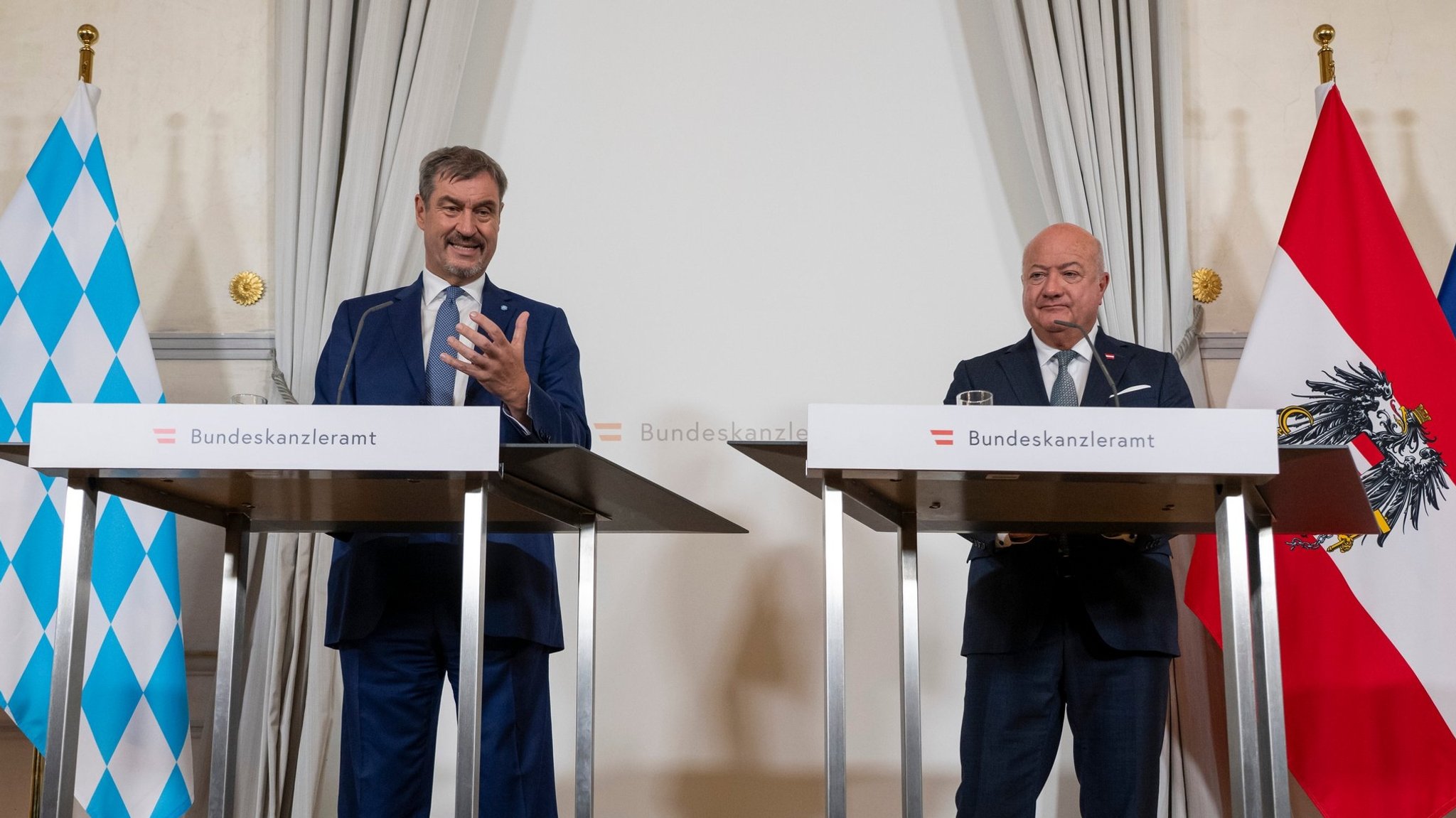 Wien, 10.7.25: Bayerns Ministerpräsident Söder und Österreichs Bundeskanzler Stocker geben nach einem Arbeitstreffen ein Pressestatement. | Bild: pa/dpa/Peter Kneffel Wien, 10.7.25: Bayerns Ministerpräsident Söder und Österreichs Bundeskanzler Stocker geben nach einem Arbeitstreffen ein Pressestatement.