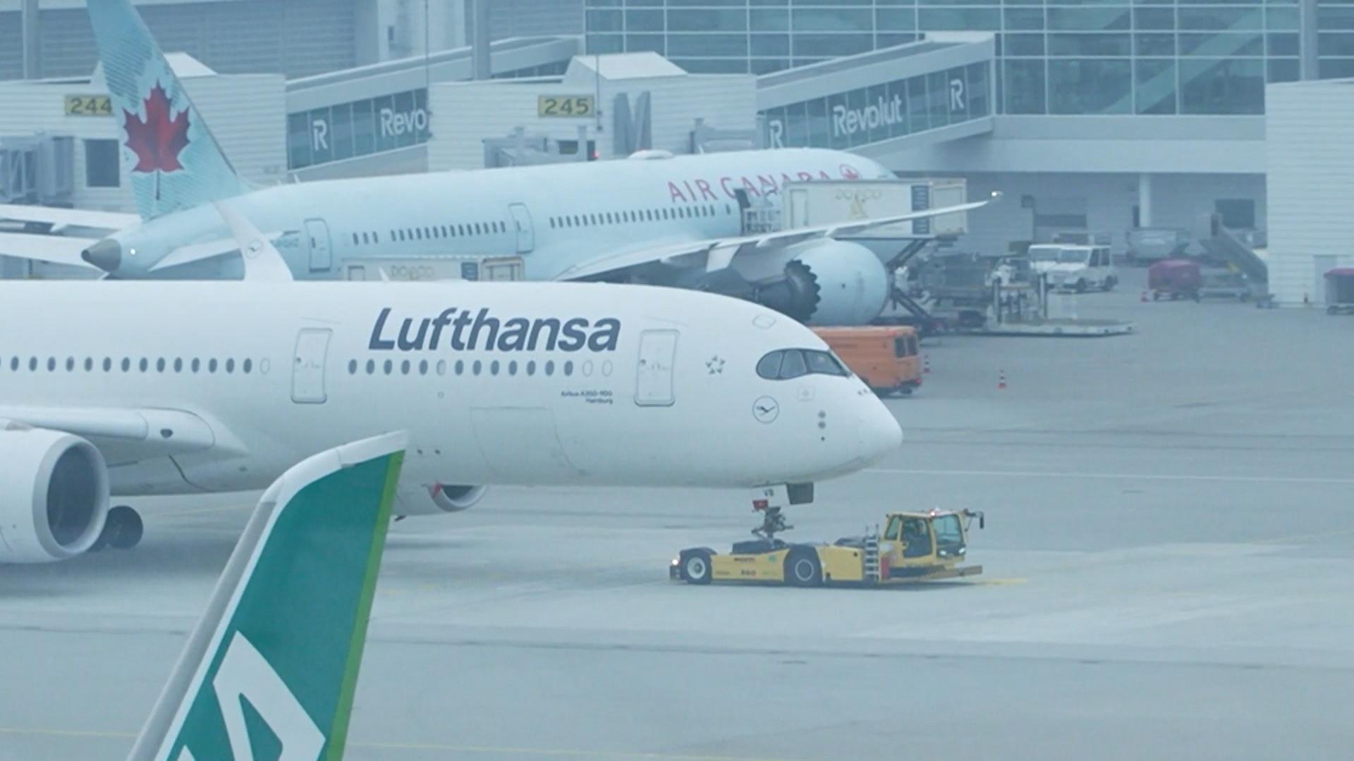 (Archivbild): Lufthansa City Line steht am Münchner Flughafen. 