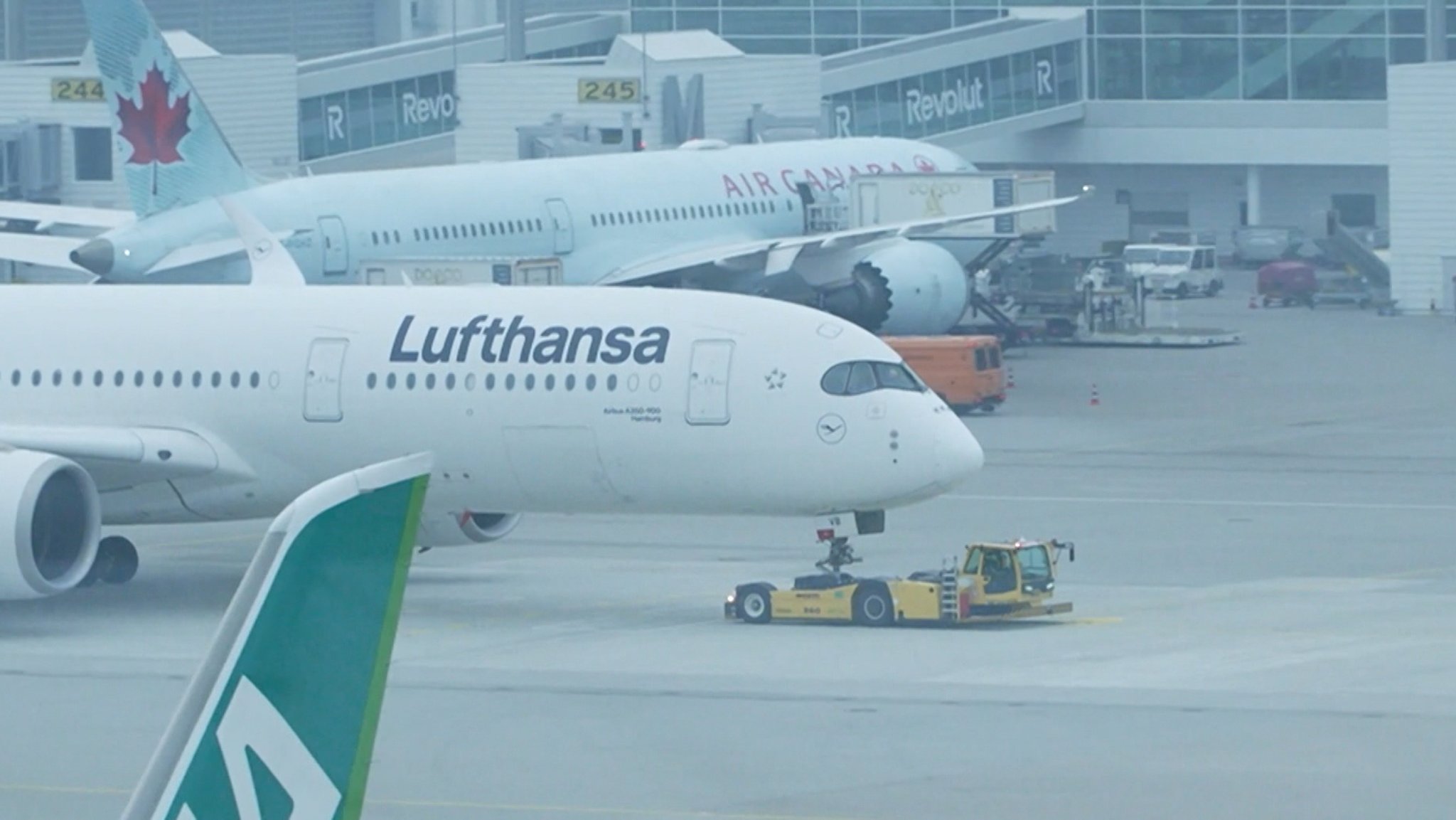 (Archivbild): Lufthansa City Line steht am Münchner Flughafen. 
