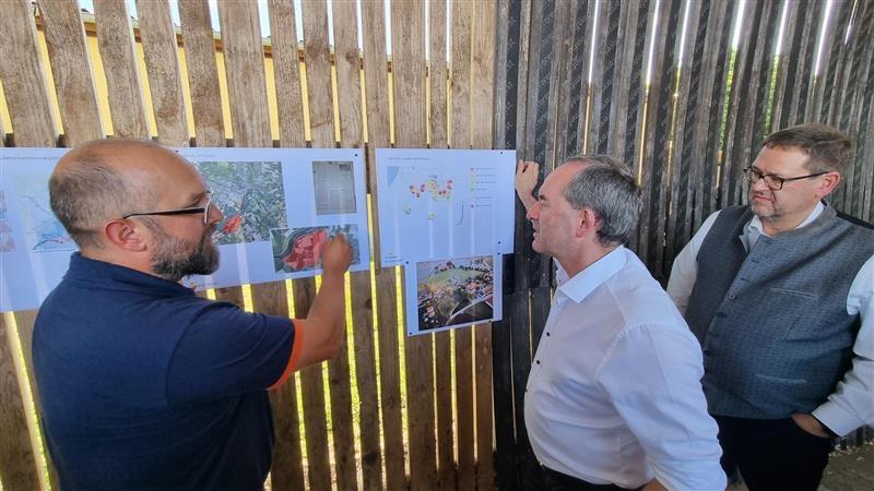 Freie-Wählerchef Aiwanger informiert sich über Hochwasserschäden. 