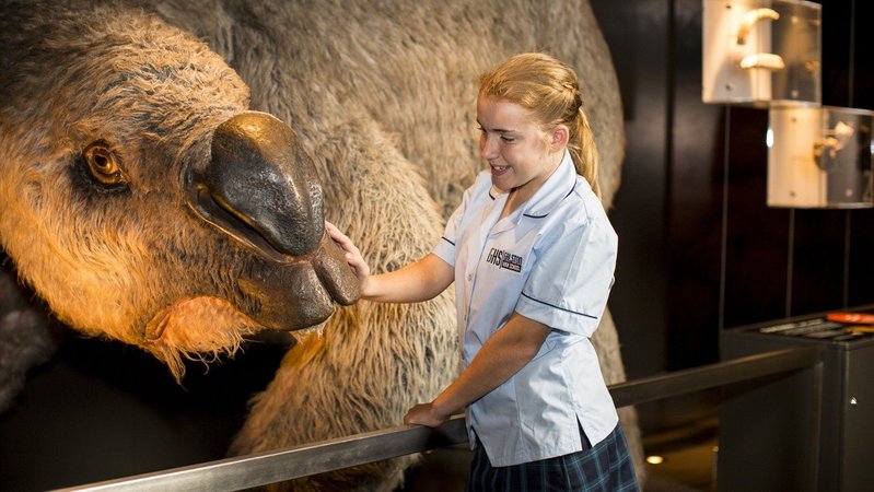 Nachbildung eines Riesenwombats und eine Besucherin des Australian Museum in Sydney.