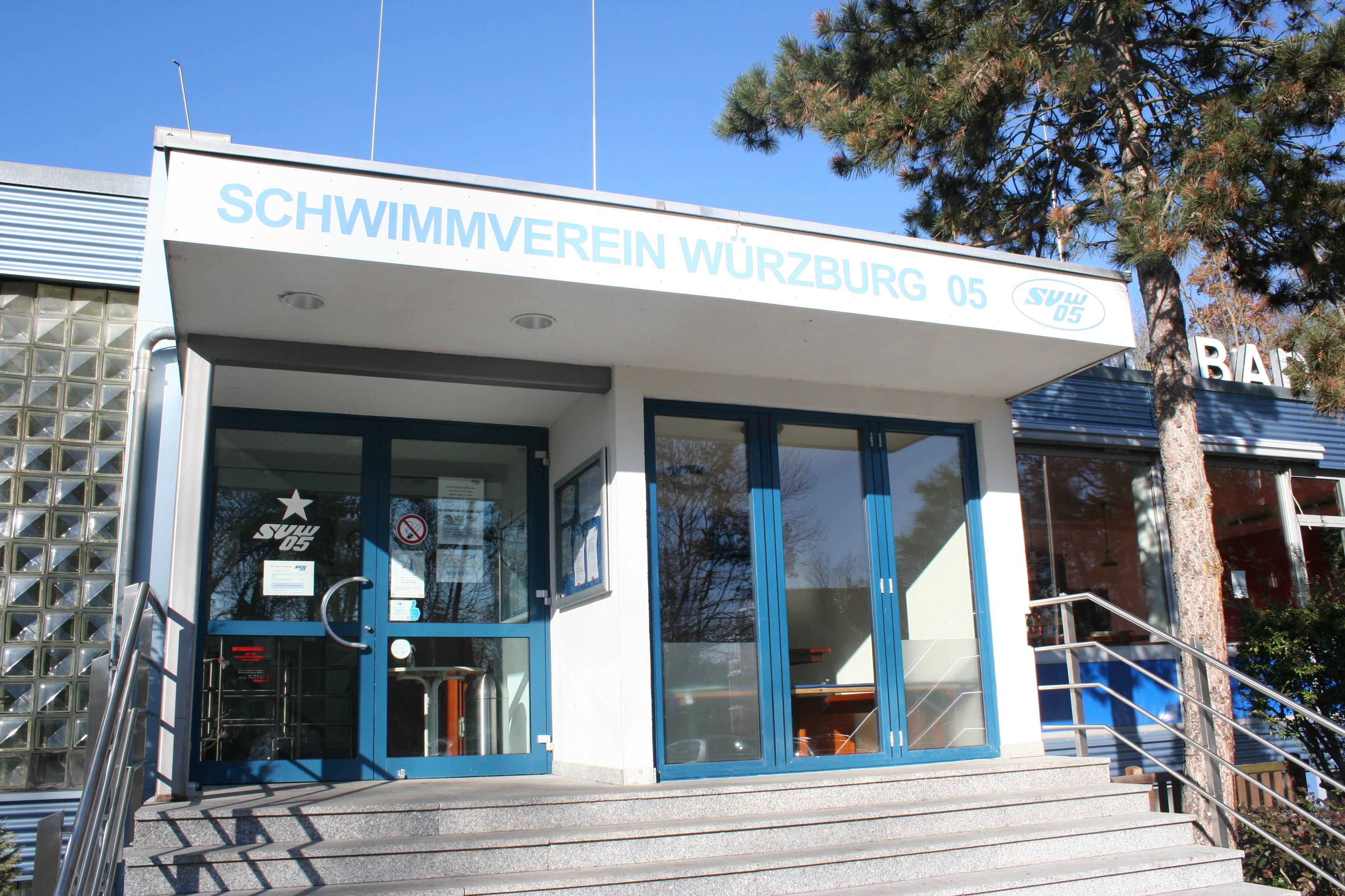 Eingang zur Schwimmhalle des SV Wuerzburg 05, wo auch das Bundesleistungszentrum der Freischwimmer ist