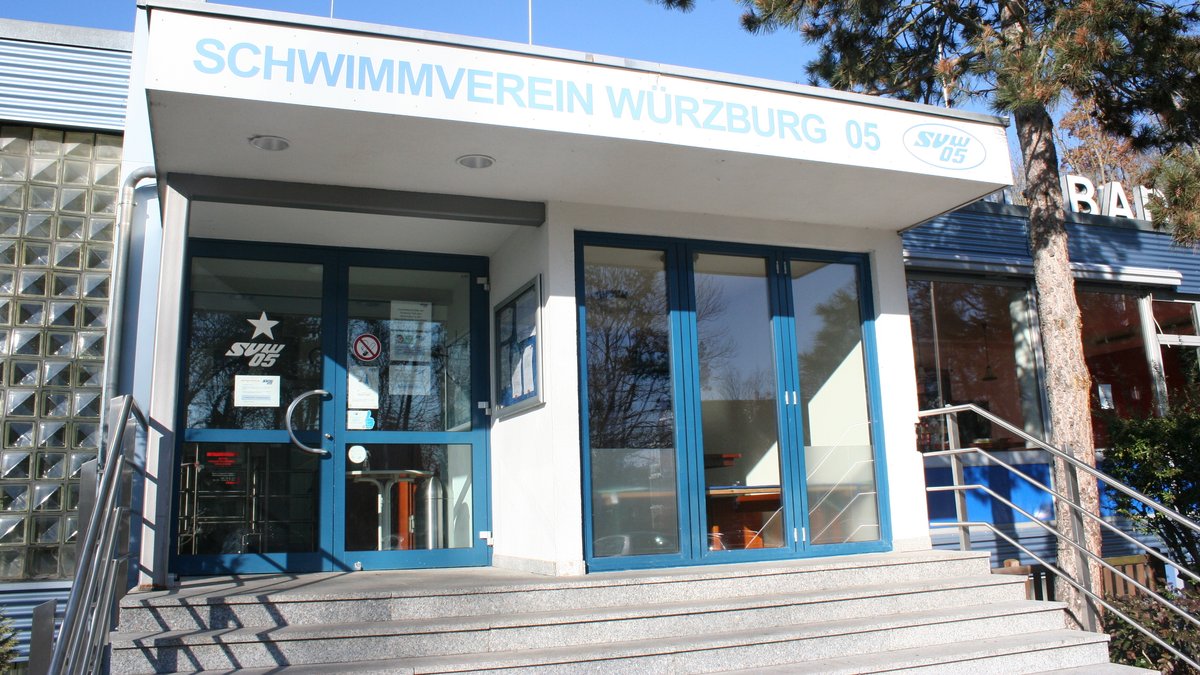 Eingang zur Schwimmhalle des SV Wuerzburg 05, wo auch das Bundesleistungszentrum der Freischwimmer ist