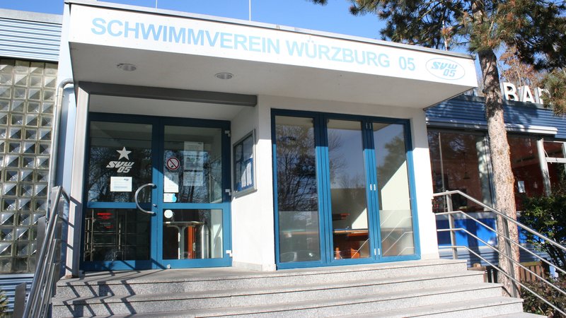 Eingang zur Schwimmhalle des SV Wuerzburg 05, wo auch das Bundesleistungszentrum der Freischwimmer ist | Bild: picture alliance / Alexander Schuhmann | Schuhmann Alexander Eingang zur Schwimmhalle des SV Wuerzburg 05, wo auch das Bundesleistungszentrum der Freischwimmer ist
