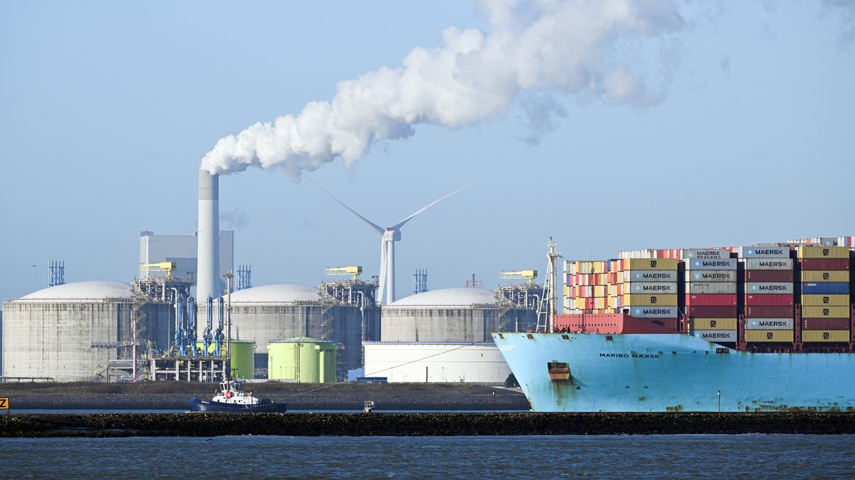 Schiffe fahren vor Tanks in den Hafen von Rotterdam