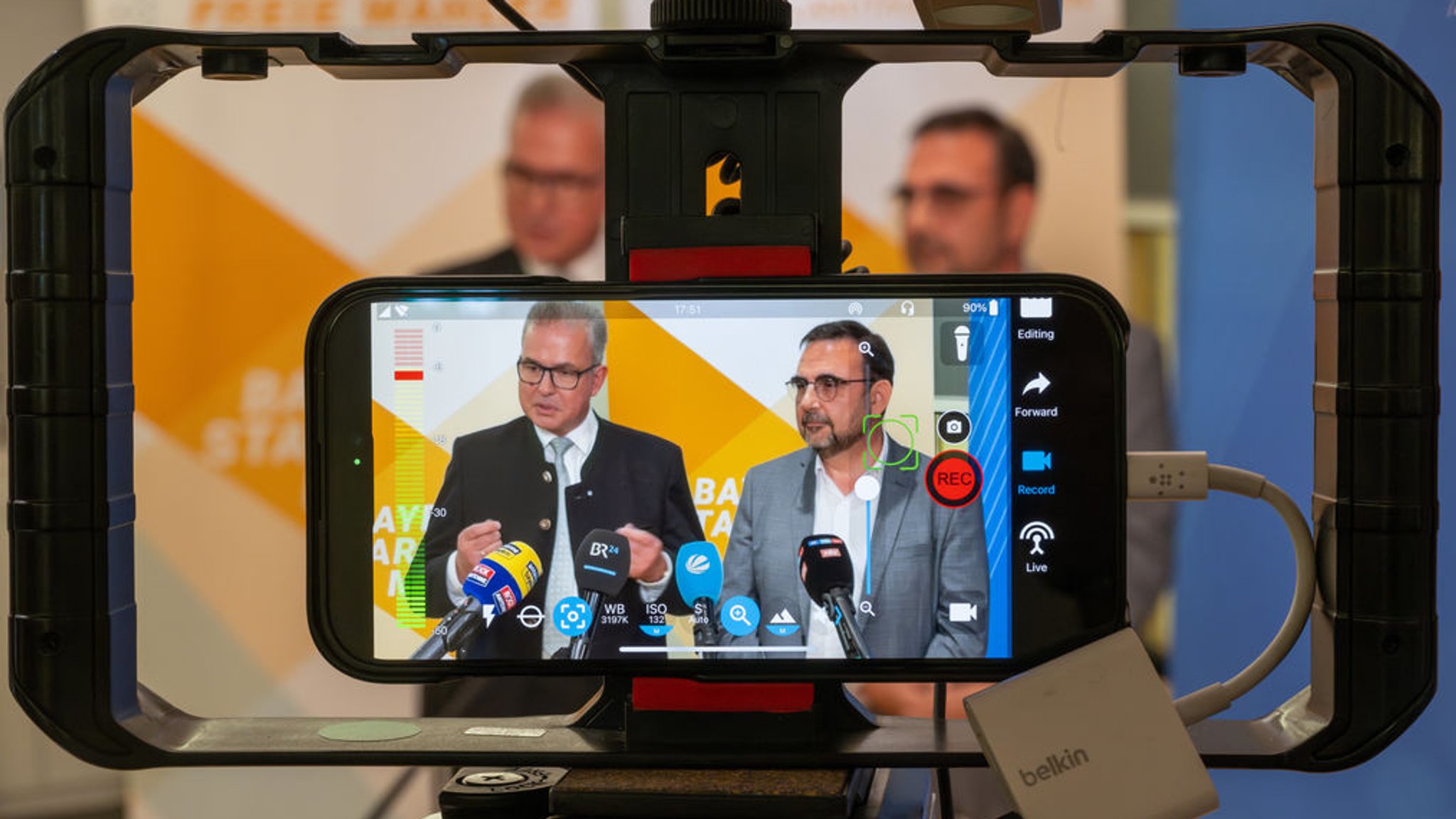 18.10.2023, Bayern, München: Florian Streibl (l), Fraktionsvorsitzender der Freien Wähler im bayerischen Landtag, und Klaus Holetschek (CSU), Fraktionsvorsitzender der CSU im bayerischen Landtag, äussern sich vor Beginn der Spitzenrunde zu den Koalitionsverhandlungen von CSU und Freien Wählern. Foto: Peter Kneffel/dpa +++ dpa-Bildfunk +++