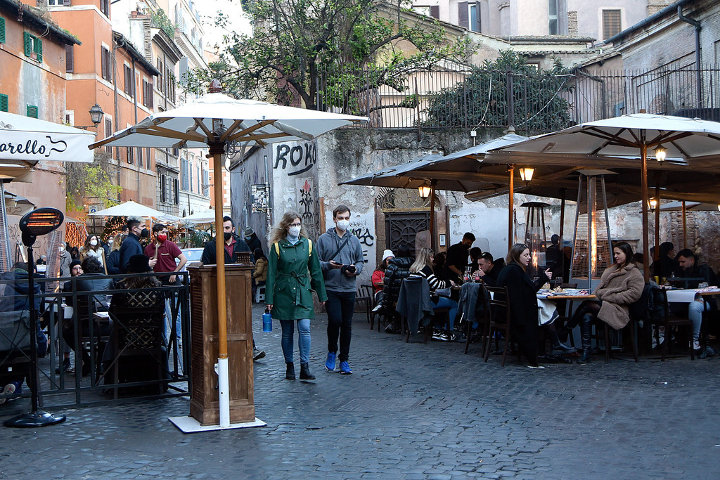 Touristen und Einheimische zwischen Restaurants in Rom