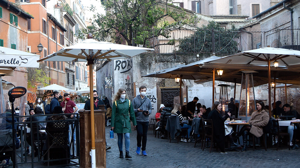 Touristen und Einheimische zwischen Restaurants in Rom