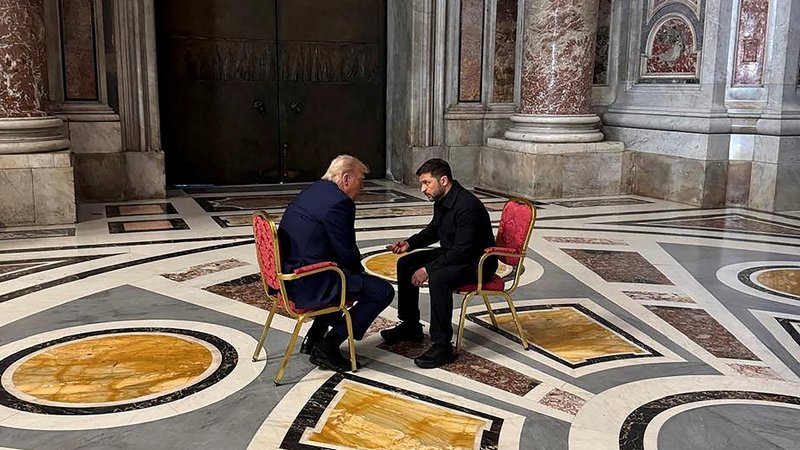 Am Rande der Trauerfeierlichkeiten für Papst Franziskus haben US-Präsident Trump und der ukrainische Präsident Selenskyj miteinander gesprochen. | Bild: Ukrainian Presidential Press Service/Handout via REUTERS Am Rande der Trauerfeierlichkeiten für Papst Franziskus haben US-Präsident Trump und der ukrainische Präsident Selenskyj miteinander gesprochen.