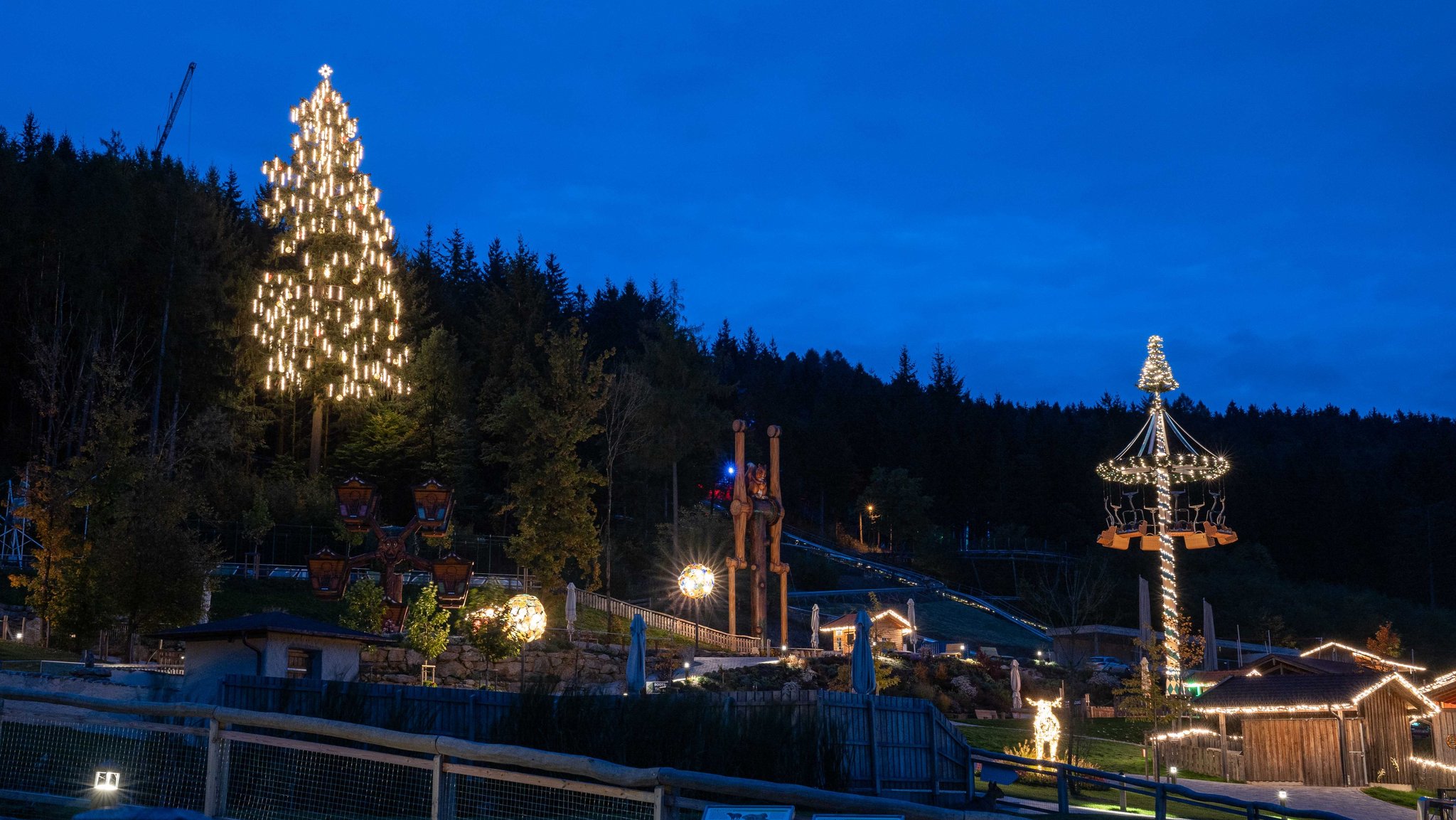 Höchster Christbaum Bayerns leuchtet in Neukirchen bei Bogen