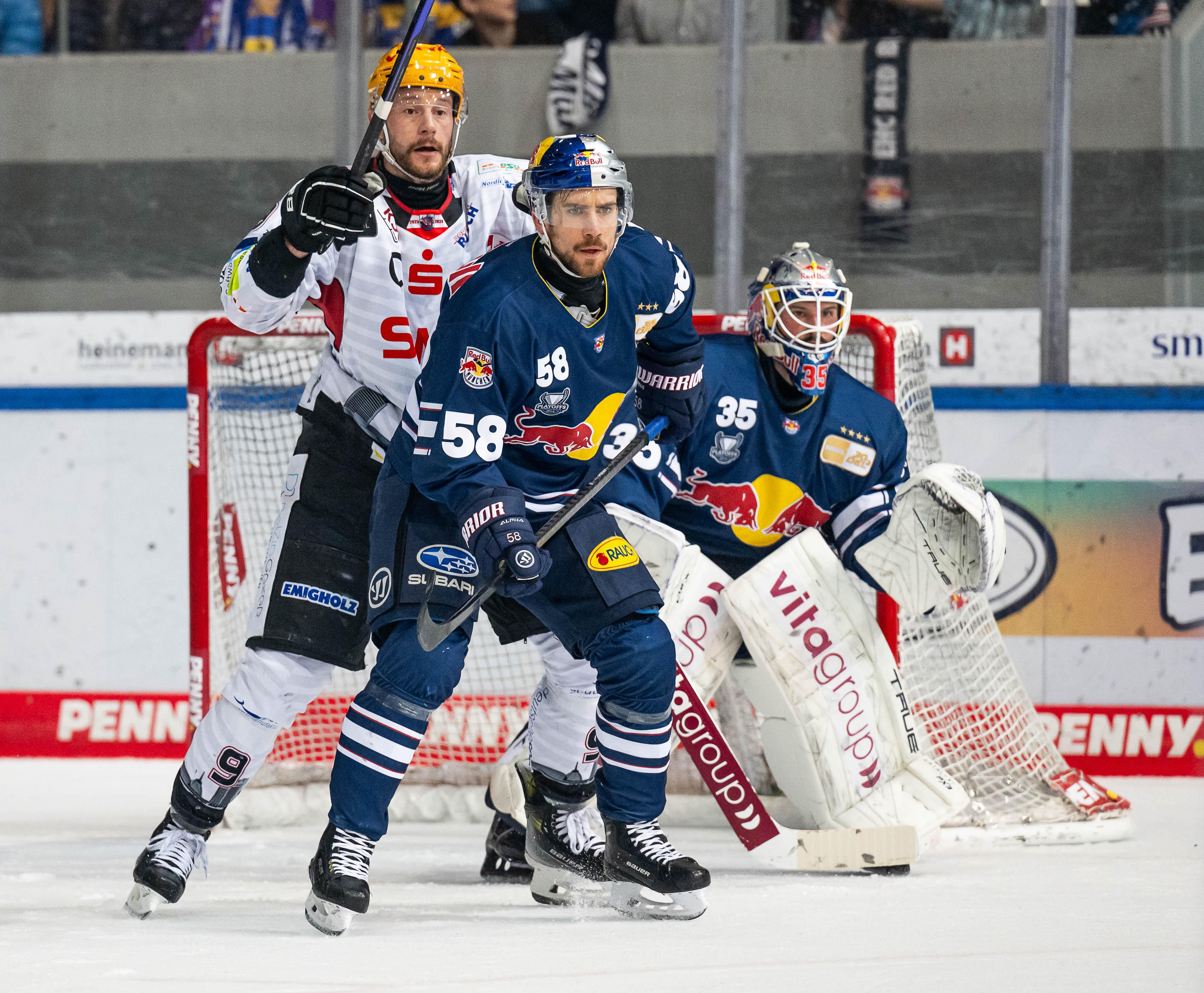 Ryan McKiernan (EHC Red Bull Muenchen, #58) verteidigt gegen Jan Urbas (Fischtown Pinguins Bremerhaven, #9). 