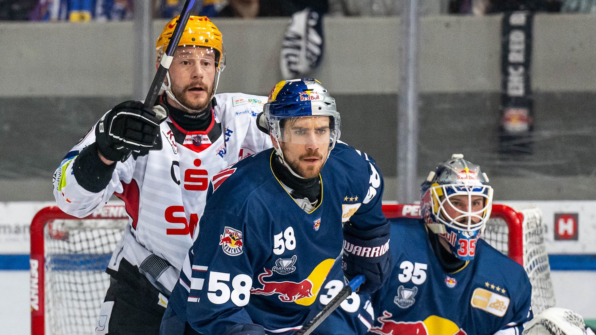 Ryan McKiernan (EHC Red Bull Muenchen, #58) verteidigt gegen Jan Urbas (Fischtown Pinguins Bremerhaven, #9). 