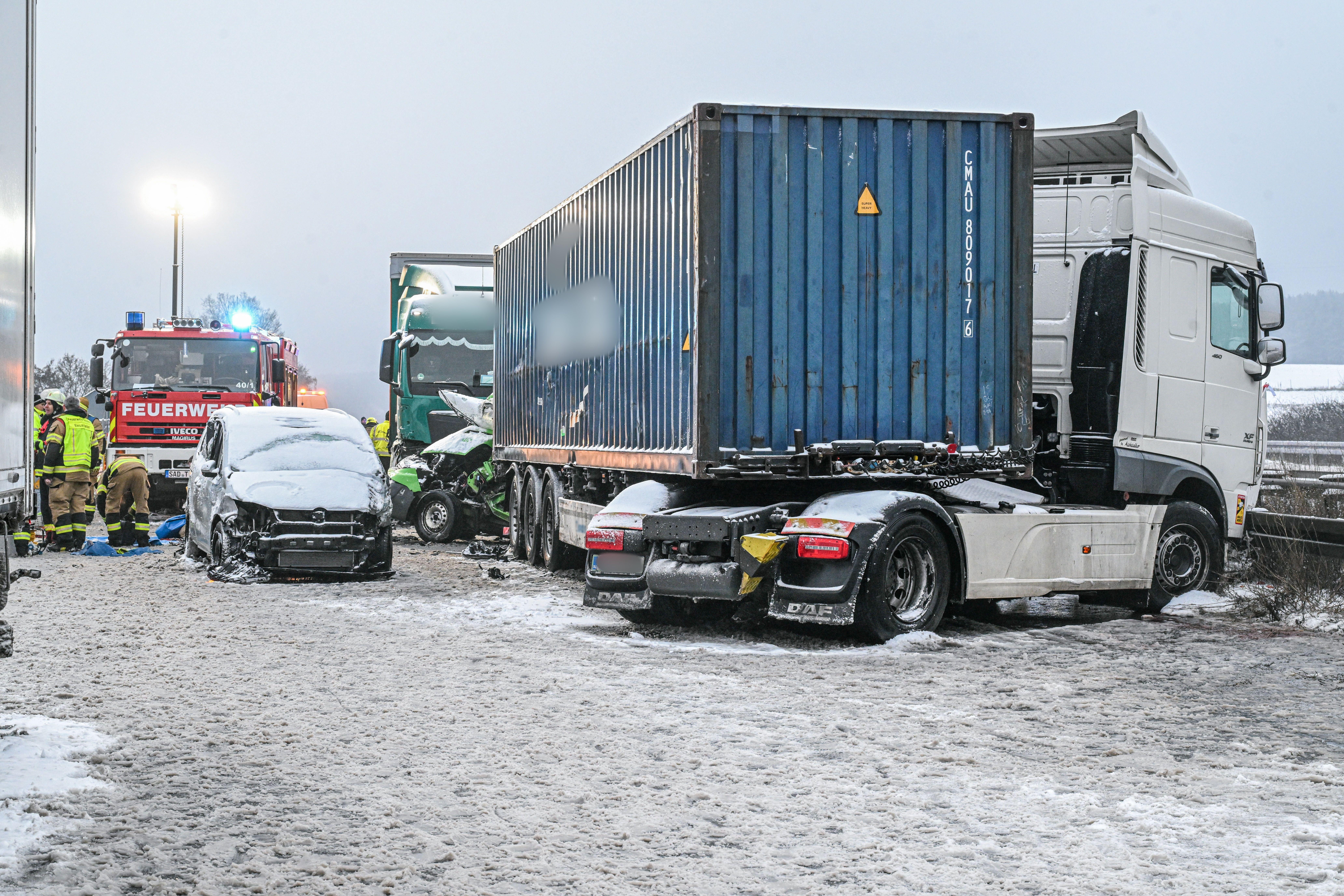 Bei einem Unfall auf der spiegelglatten A93 in der Oberpfalz sind drei Menschen ums Leben gekommen.