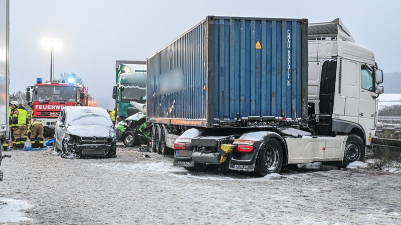 Bei einem Unfall auf der spiegelglatten A93 in der Oberpfalz sind drei Menschen ums Leben gekommen. | Bild: Jason Tschepljakow/dpa Bei einem Unfall auf der spiegelglatten A93 in der Oberpfalz sind drei Menschen ums Leben gekommen.