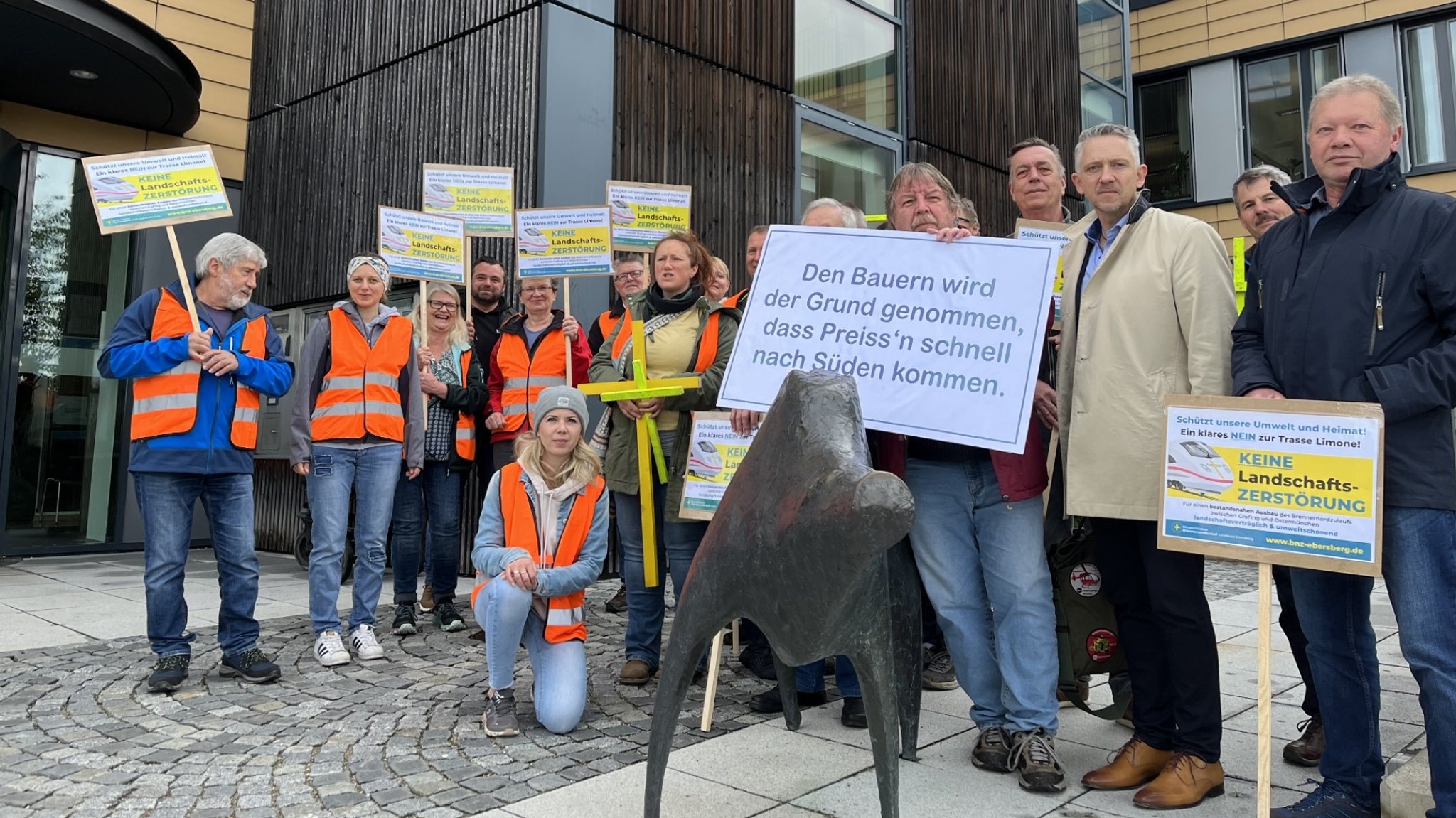 Protest vor dem Landratsamt gegen die Trasse Limone