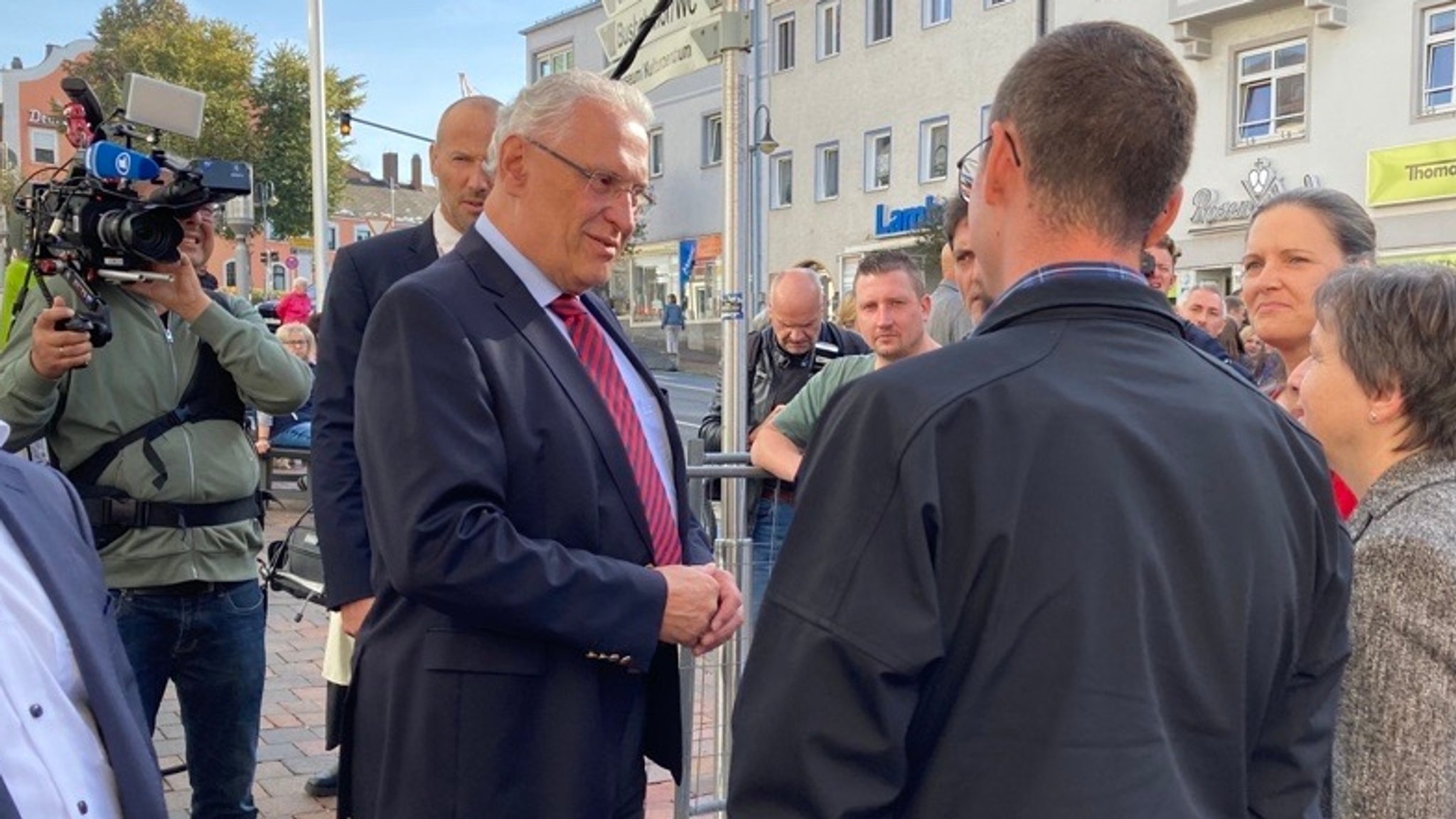 Innenminister Joachim Herrmann spricht mit Bürgern in Zwiesel zu der geplanten Gemeinschaftsunterkunft im Ortsteil Rabenstein