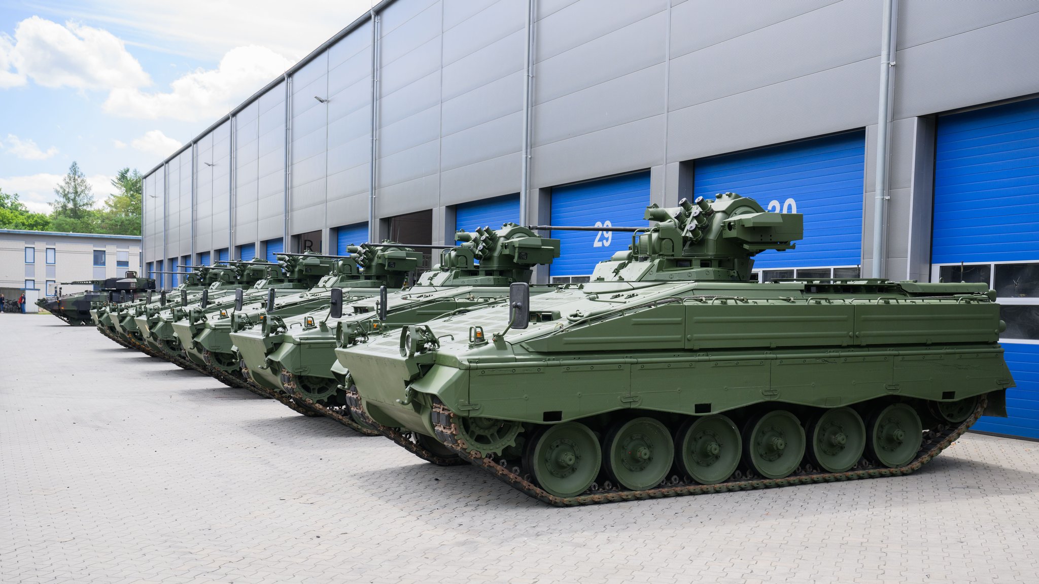 14.07.22: Wieder aufbereiteten Marder-Schützenpanzer stehen im Rheinmetall-Werk Unterlüß.