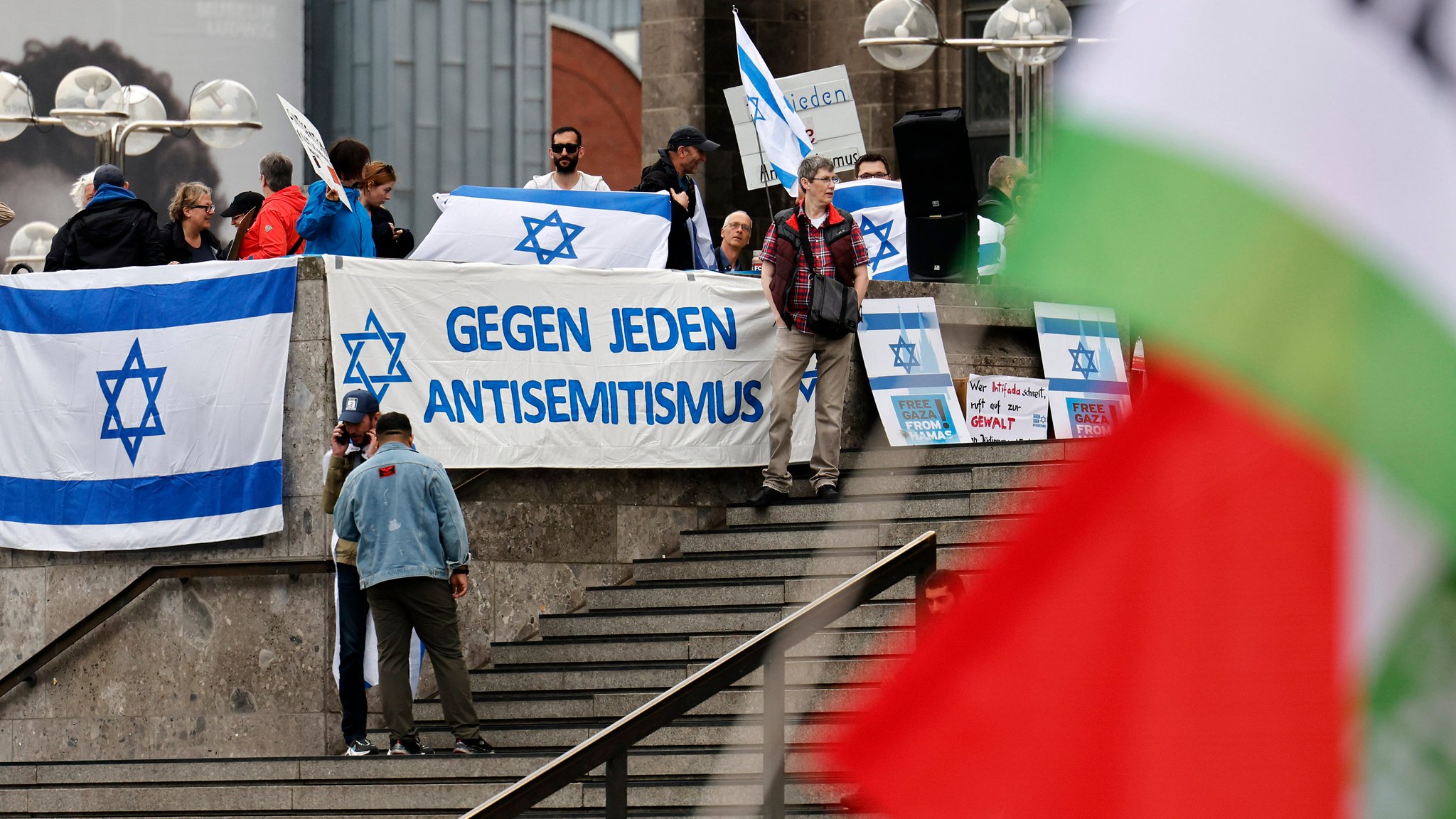 Symbolbild 15.05.2024: Teilnehmer einer Pro-Israel-Demo in Sichtweite einer Pro-Palästina-Demo in Köln. 