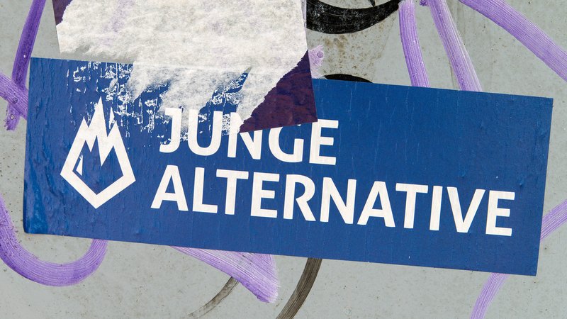 Ein Aufkleber der "Jugenen Alternativen" auf einer Wand mit Graffiti. Die AfD möchte sich von ihrer Jugendorganisation "Junge Alternative" trennen. | Bild: picture alliance/SULUPRESS.DE/Torsten Sukrow Ein Aufkleber der "Jugenen Alternativen" auf einer Wand mit Graffiti. Die AfD möchte sich von ihrer Jugendorganisation "Junge Alternative" trennen.