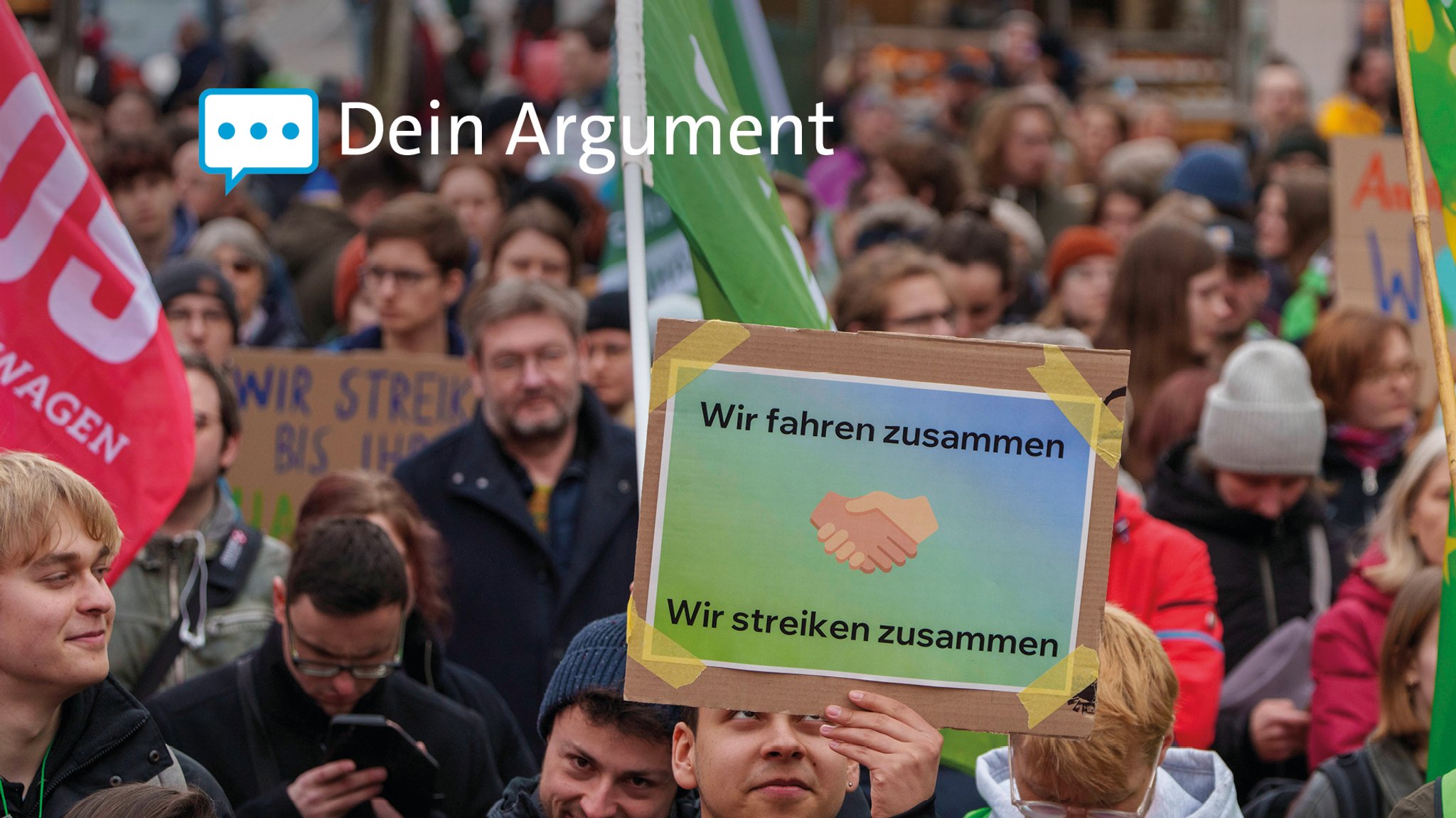 Ein Kundgebungsteilnehmer hält ein Schild «Wir fahren zusammen Wir streiken zusammen» hoch. Im März beim bundesweiten ÖPNV-Warnstreik von Verdi in Kooperation mit Fridays for Future.