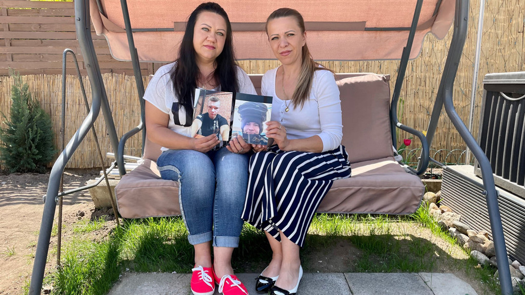 Die beiden Schwestern Oksana  und Natascha bangen um Artur. Sie zeigen Fotos von ihm.