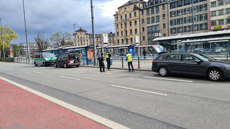 Ein Einsatzfahrzeug der Polizei steht am Stachus in München.