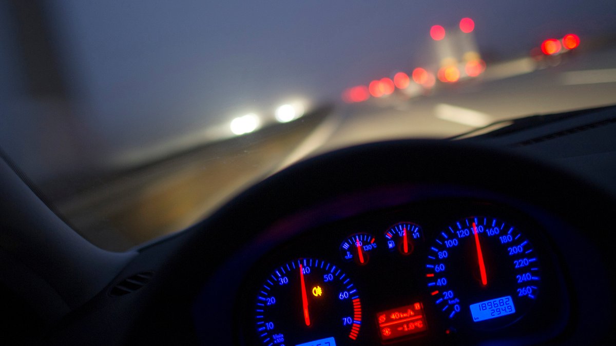 Nachtfahrt auf der Autobahn aus der Perspektive des Fahrers