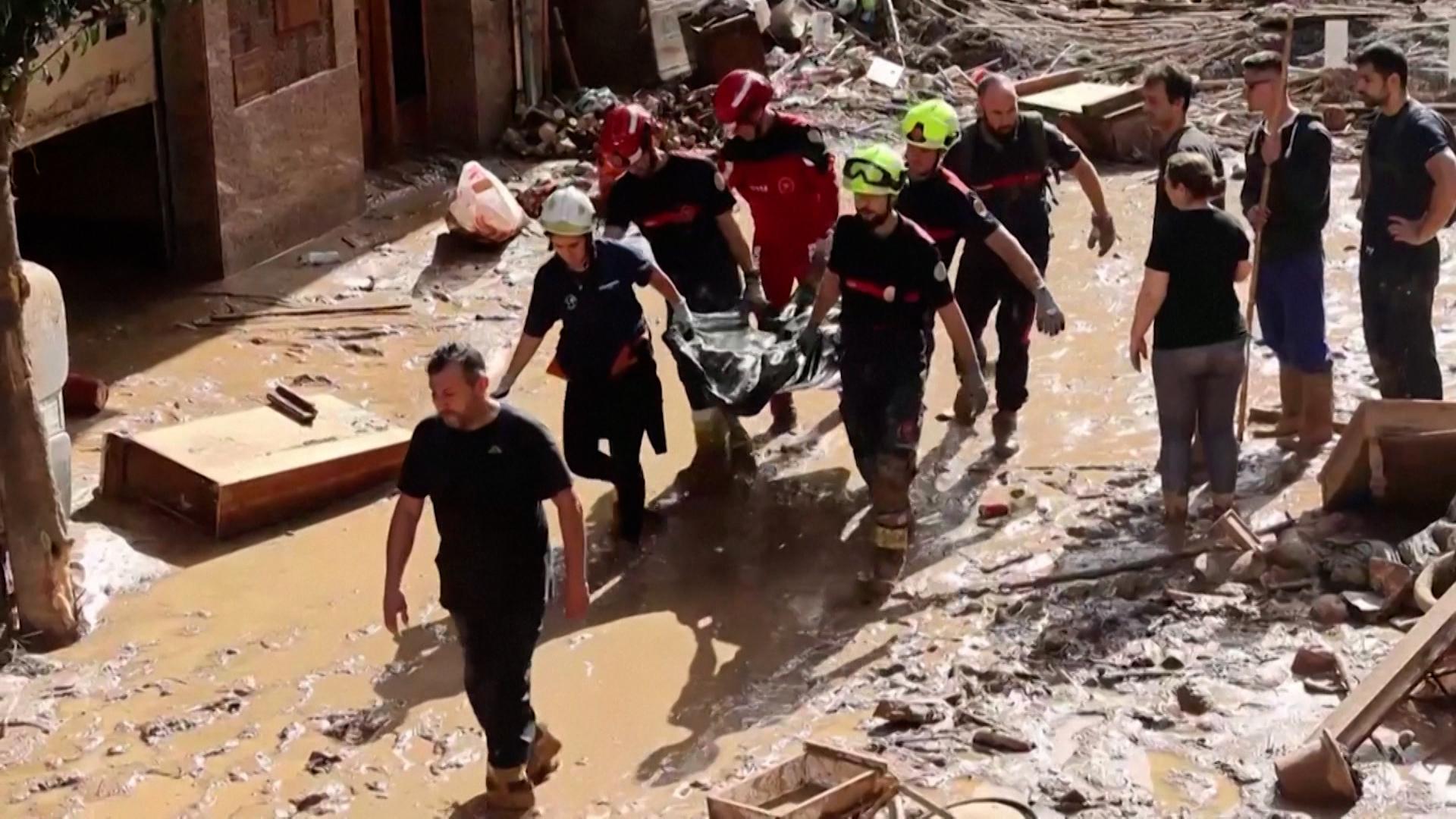 Die Bilder aus der spanischen Region Valencia machen betroffen. Ganze Straßenzüge verschluckt von Wasser und Schlamm.