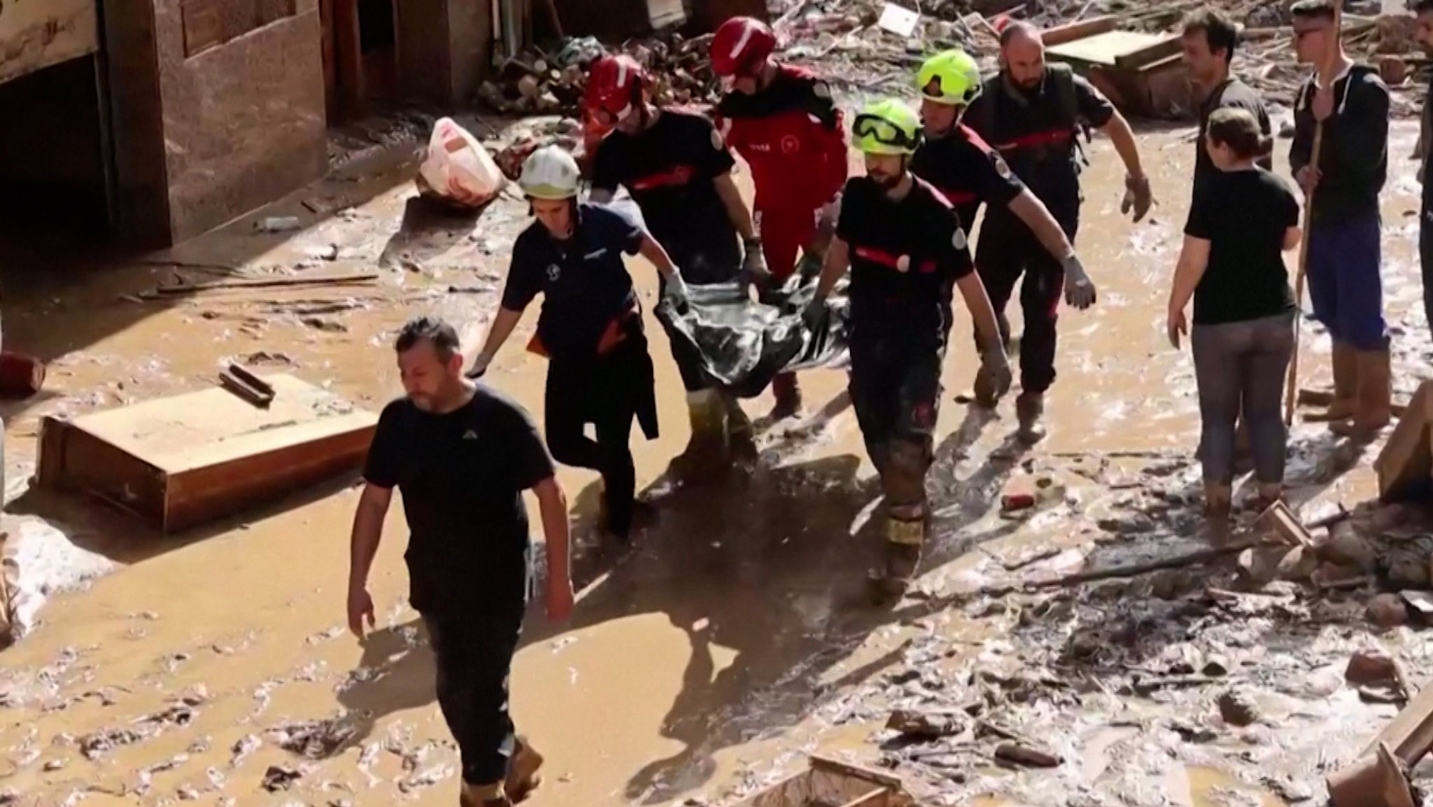 Die Bilder aus der spanischen Region Valencia machen betroffen. Ganze Straßenzüge verschluckt von Wasser und Schlamm.