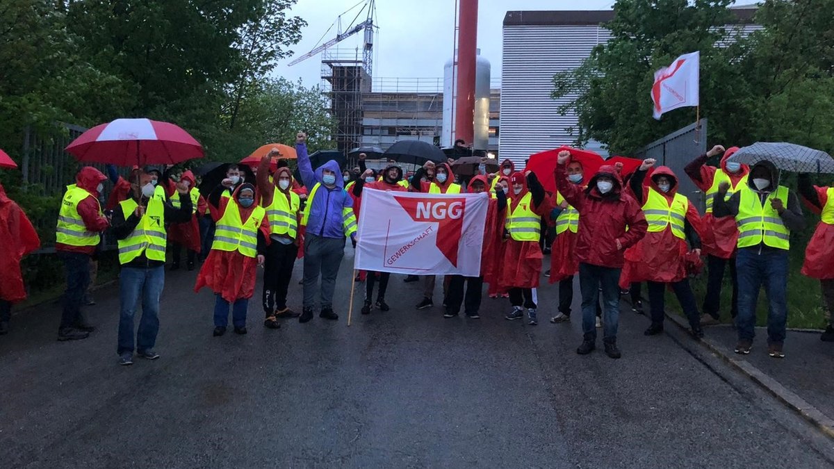 Streikende der Gewerkschaft Nahrung, Genuss, Gaststätten in Vilshofen