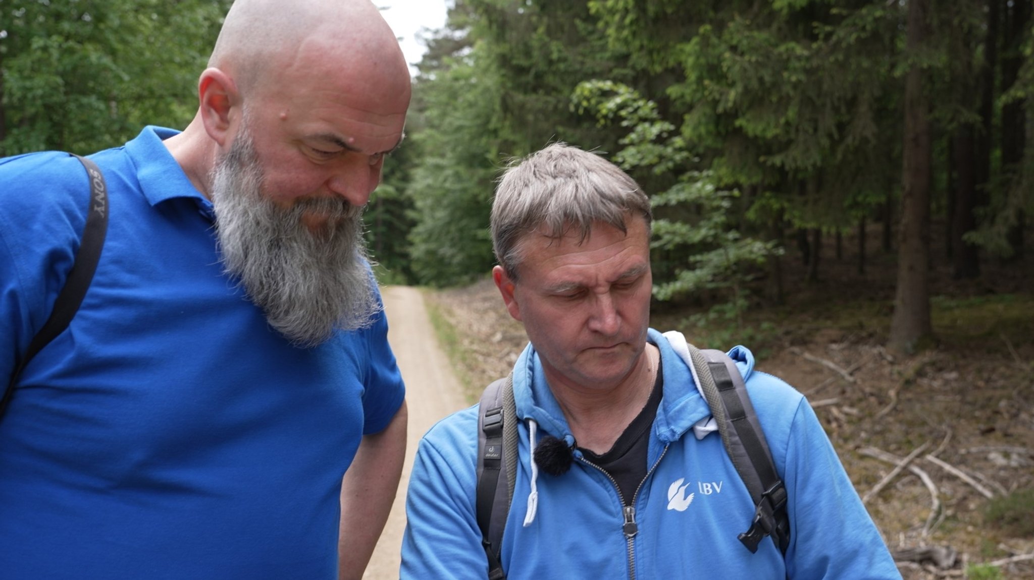Christoph Bauer und Christian Stierstorfer vom Landesbund für Vogelschutz (LBV) studieren eine Karte in der verzeichnet ist, wo Windräder geplant sind. | Bild: BR/Hans Mielich Christoph Bauer und Christian Stierstorfer vom Landesbund für Vogelschutz (LBV) studieren eine Karte in der verzeichnet ist, wo Windräder geplant sind.
